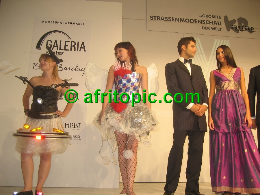 ../Images/Krefeld-Strssenmodenschau-2005 702.jpg